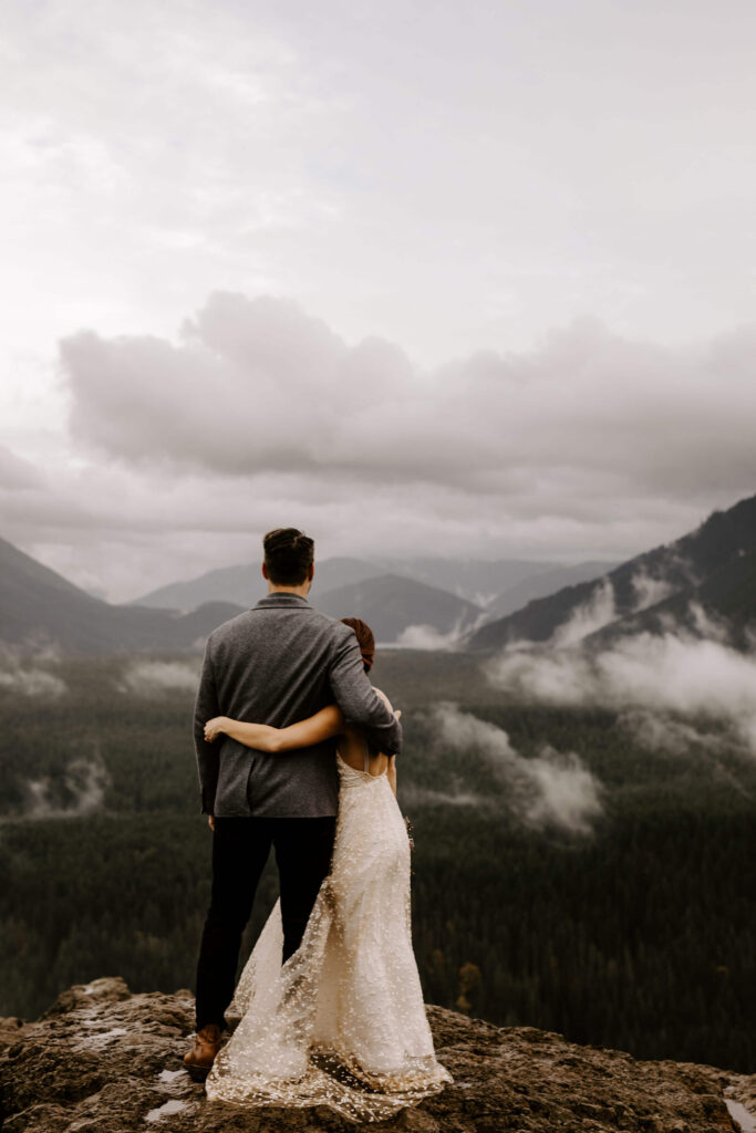 Couple hikes to their ceremony at a Washington Elopement on Rattlesnake Ledge