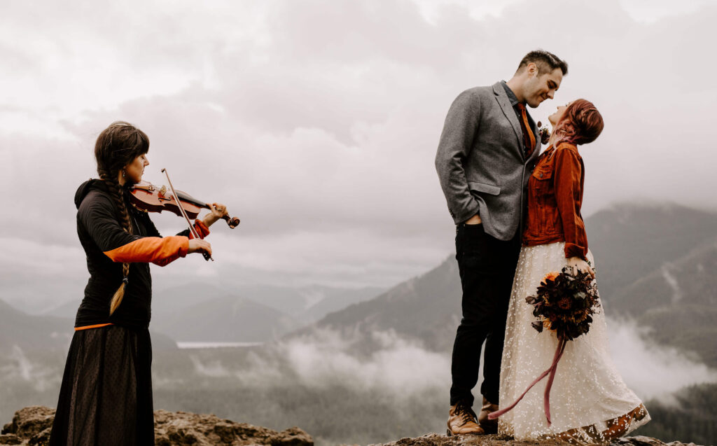 Violinist serenades couple at a Washington Elopement on Rattlesnake Ledge