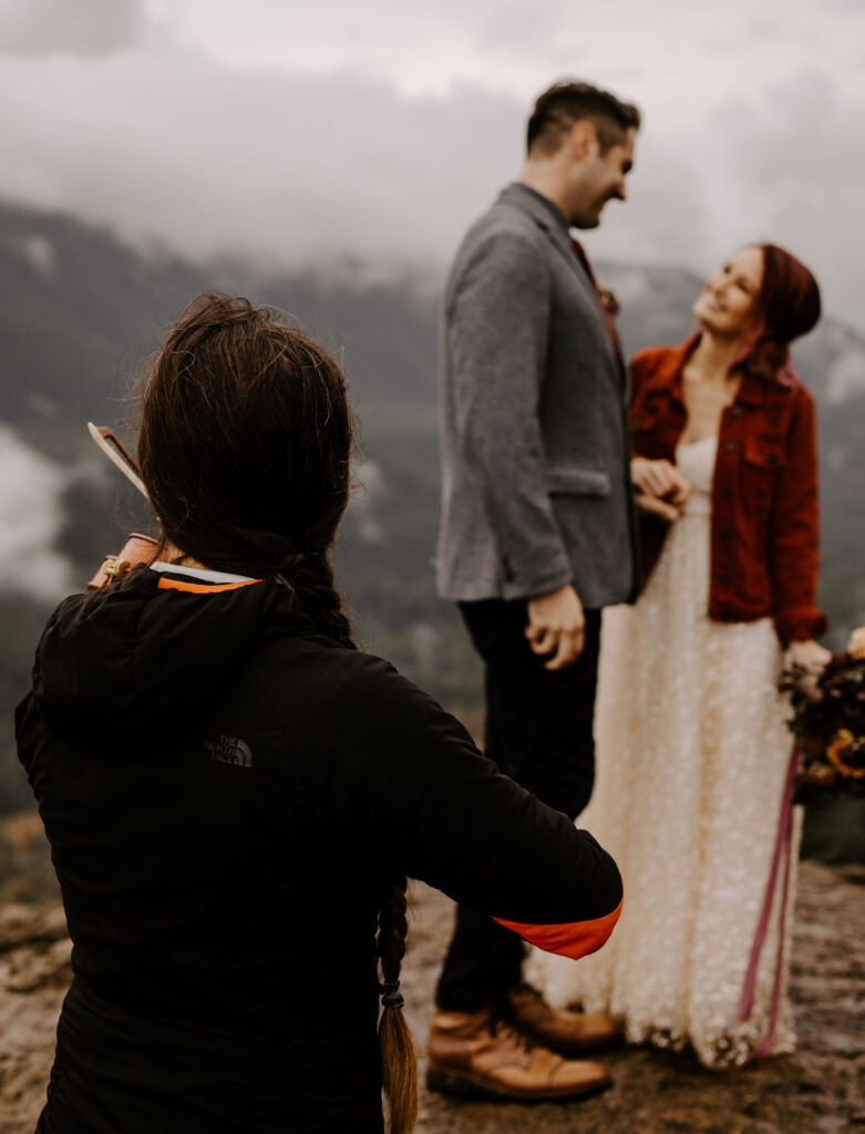 Couple exchange vows at a Washington Elopement on Rattlesnake Ledge