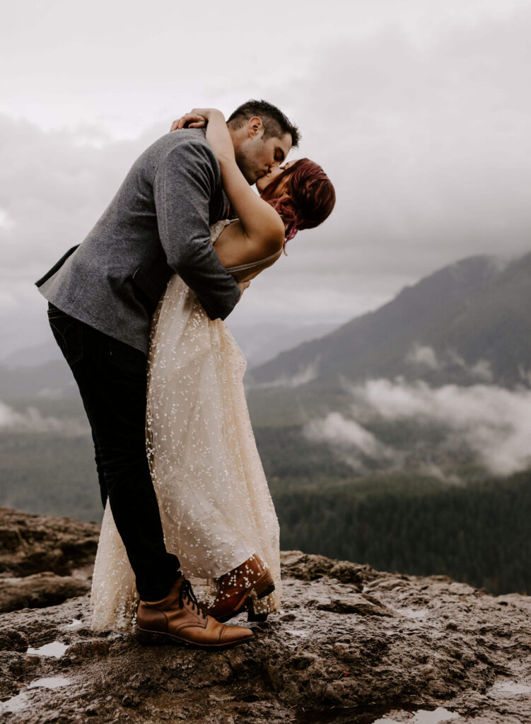 Couple exchange vows at a Washington Elopement on Rattlesnake Ledge