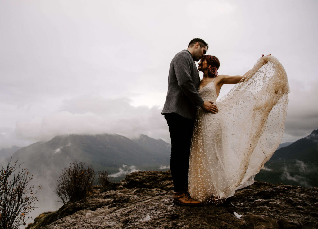 Couple exchange vows at a Washington Elopement on Rattlesnake Ledge