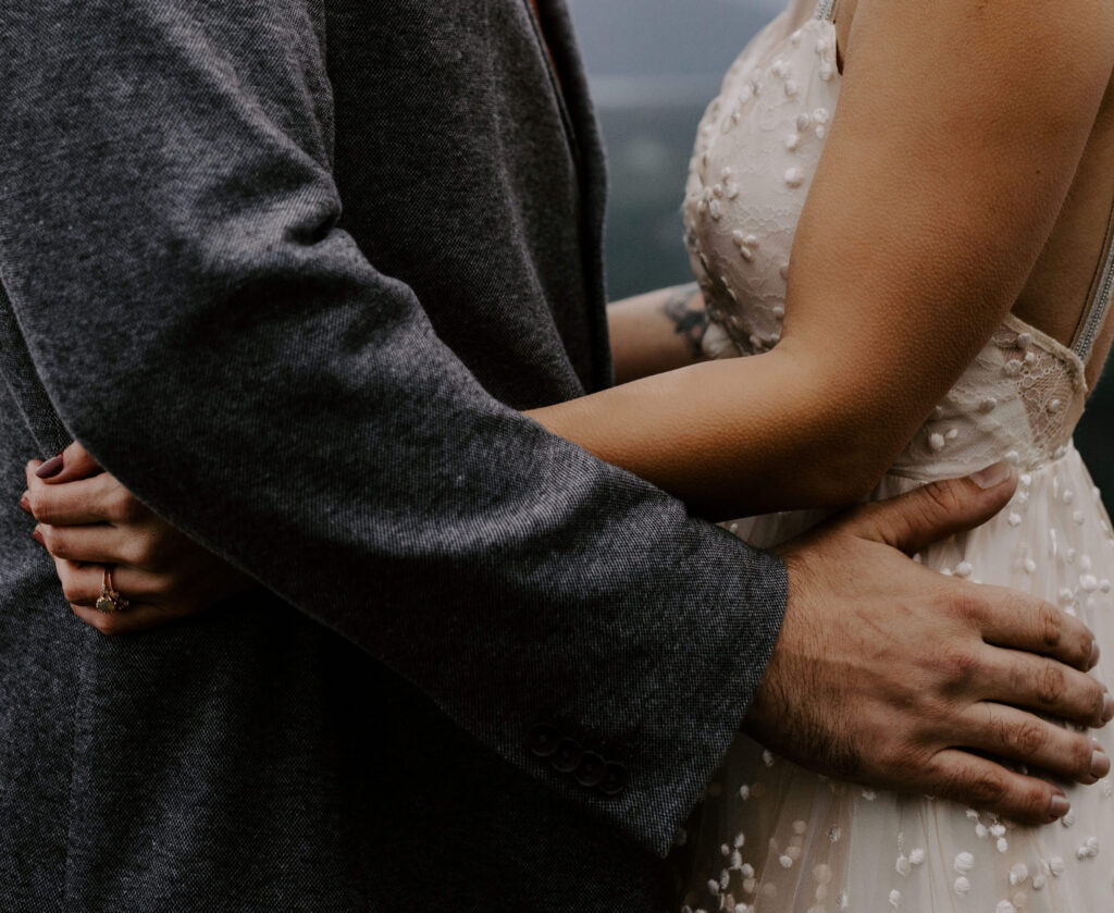 Couple exchange vows at a Washington Elopement on Rattlesnake Ledge