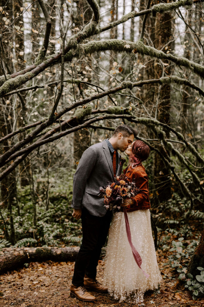 Couple kisses at a Washington Elopement on Rattlesnake Ledge