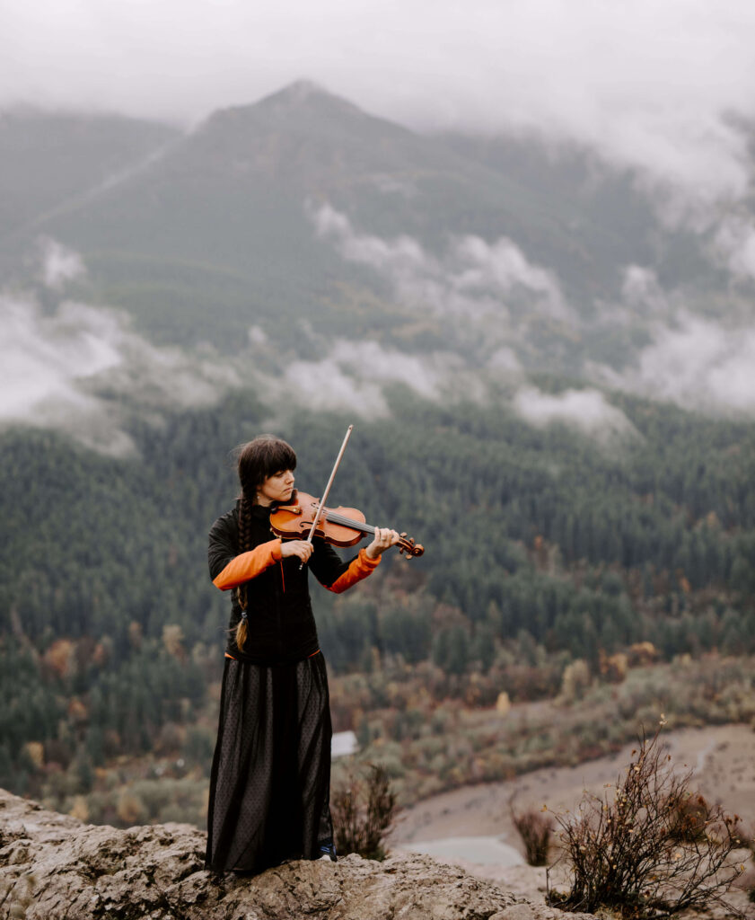 Violin player at a Washington Elopement on Rattlesnake Ledge