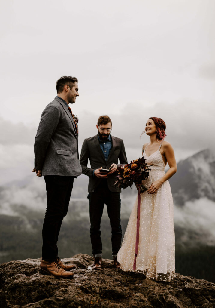 Couple exchange vows at a Washington Elopement on Rattlesnake Ledge