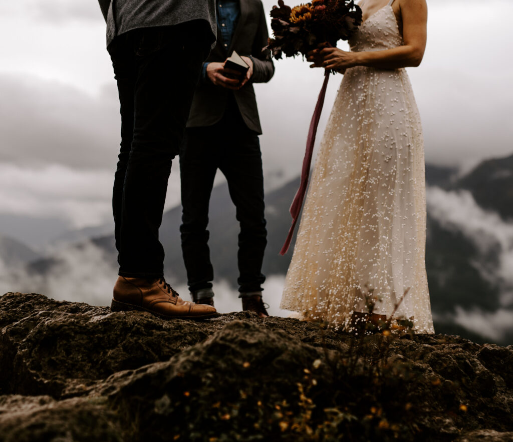 Couple exchange vows at a Washington Elopement on Rattlesnake Ledge