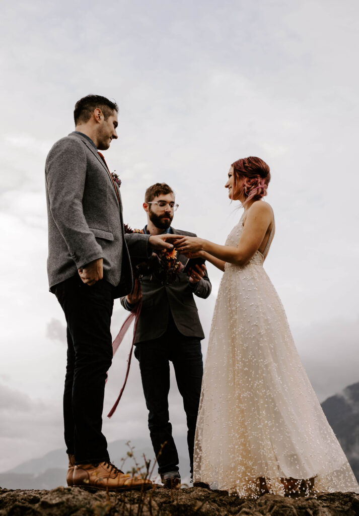 Couple exchange vows at a Washington Elopement on Rattlesnake Ledge