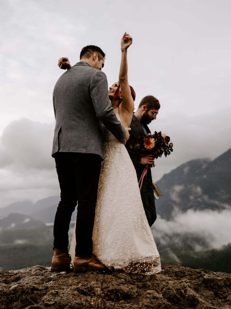 Couple says I do at a Washington Elopement on Rattlesnake Ledge