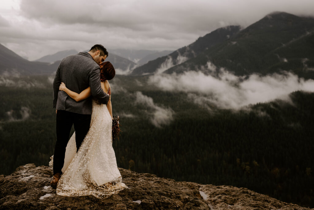 Couple exchange vows at a Washington Elopement on Rattlesnake Ledge