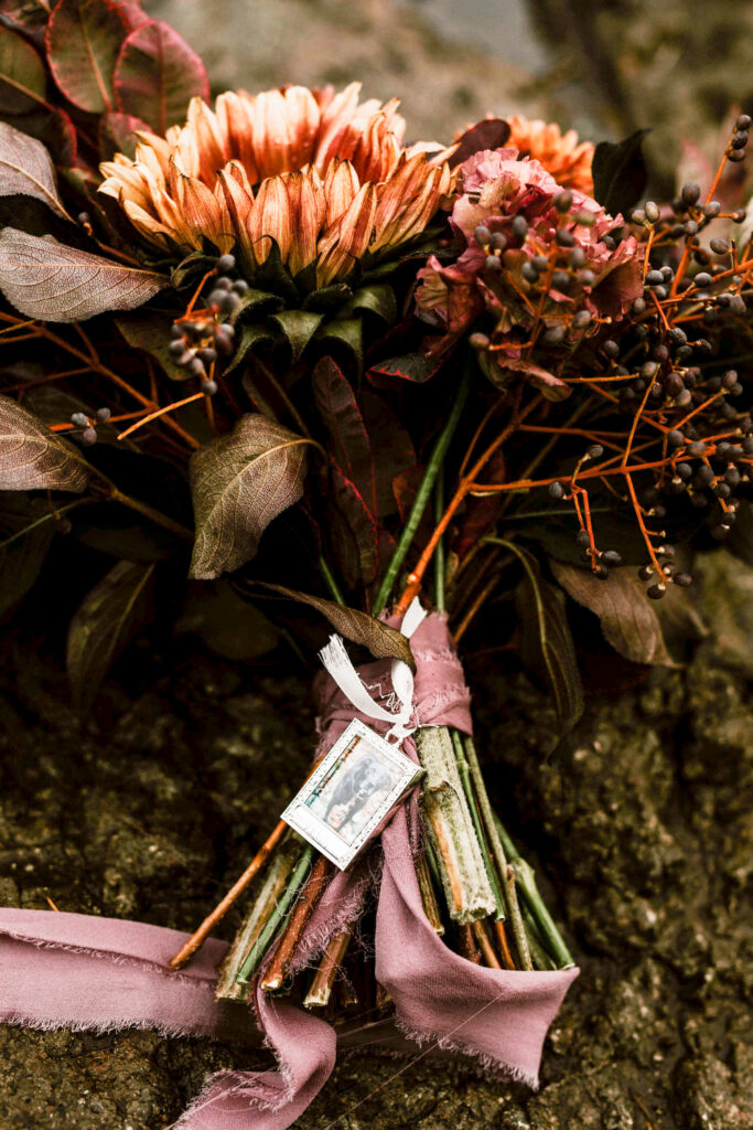 Fall floral bouquet for a Washington elopement on rattlesnake ledge