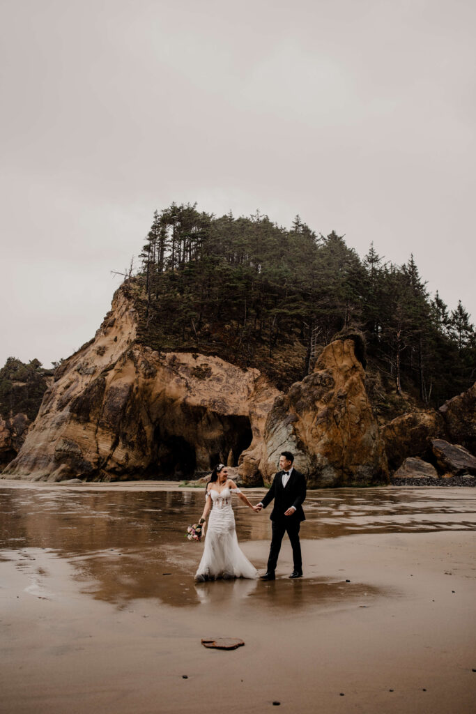 Couple elopes at Hug point in Oregon