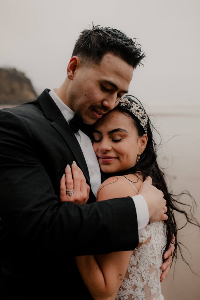 Couple embraces at a hug point elopement in oregon.