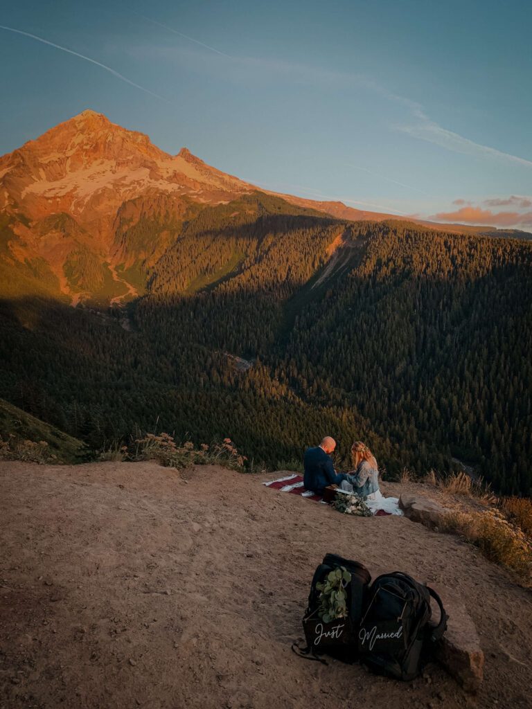 Couple sits and enjoys a picnic at the mount hood top spur trail