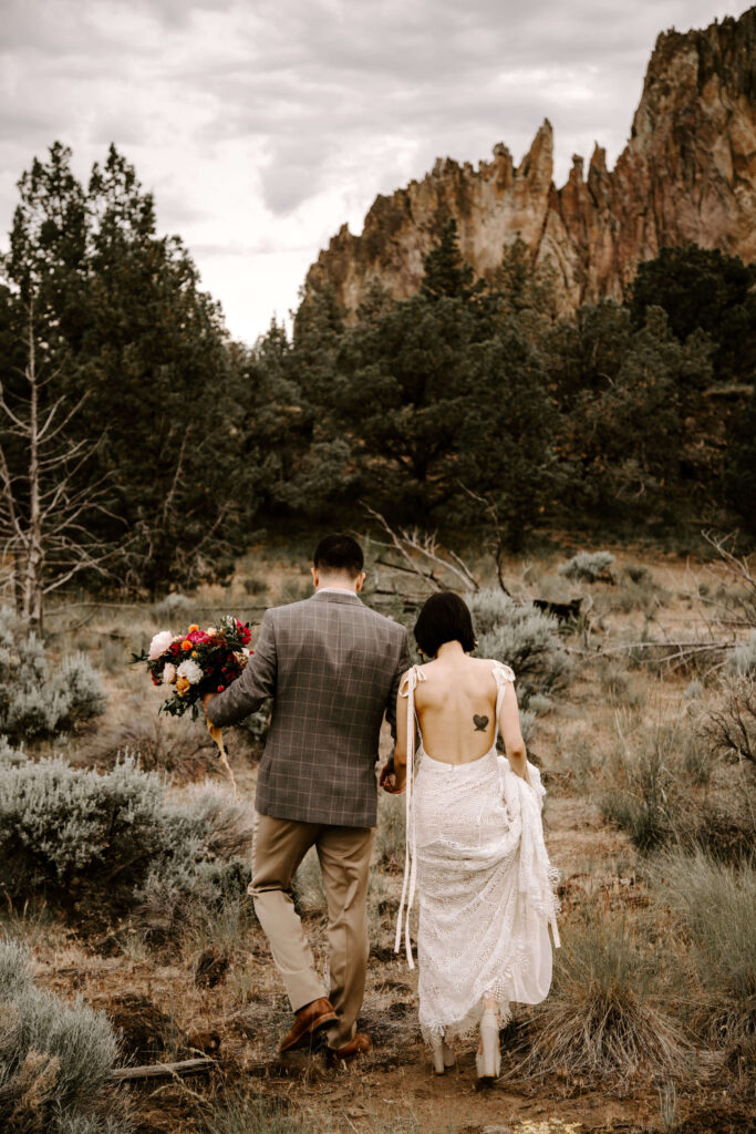 Couple elopes at smith rock in oregon