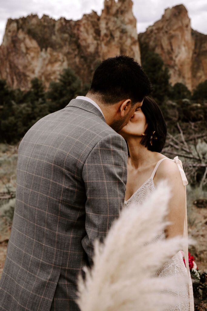 Couple elopes at smith rock in oregon