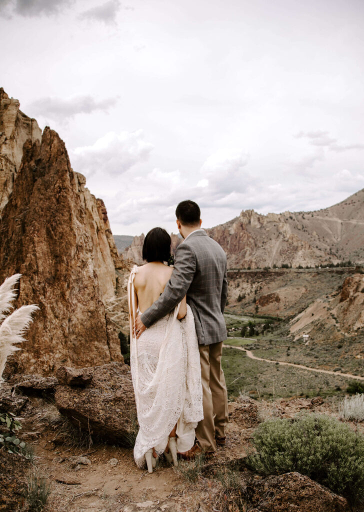 Couple elopes at smith rock in oregon