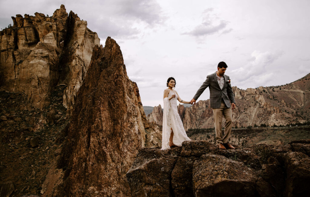 Couple elopes at smith rock in oregon