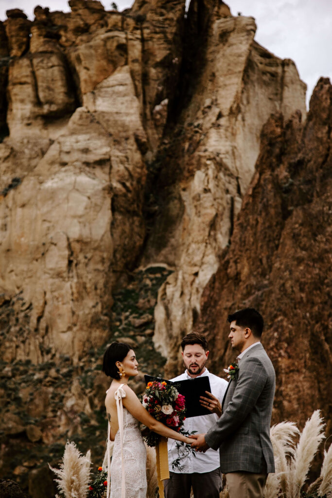 Couple elopes at smith rock in oregon