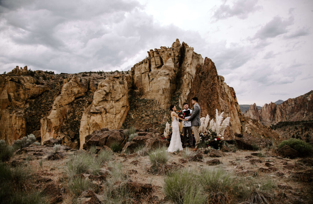 Couple elopes at smith rock in oregon