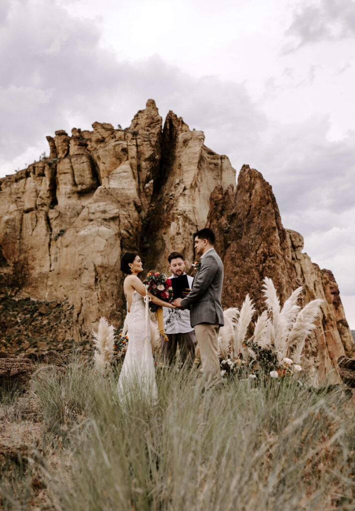 Couple elopes at smith rock in oregon