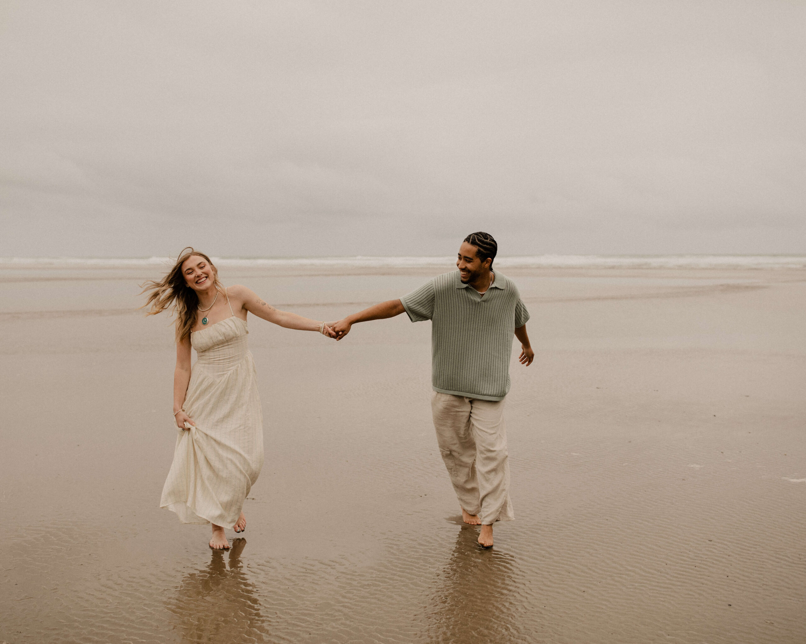 Oregon coast couples session shot by Ronny and Rene.