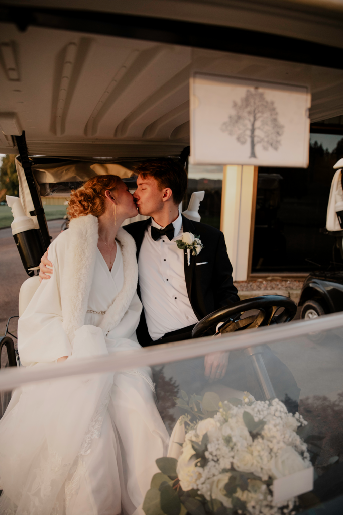 wedding couple kissing in golf cart at corvallis club in oregon