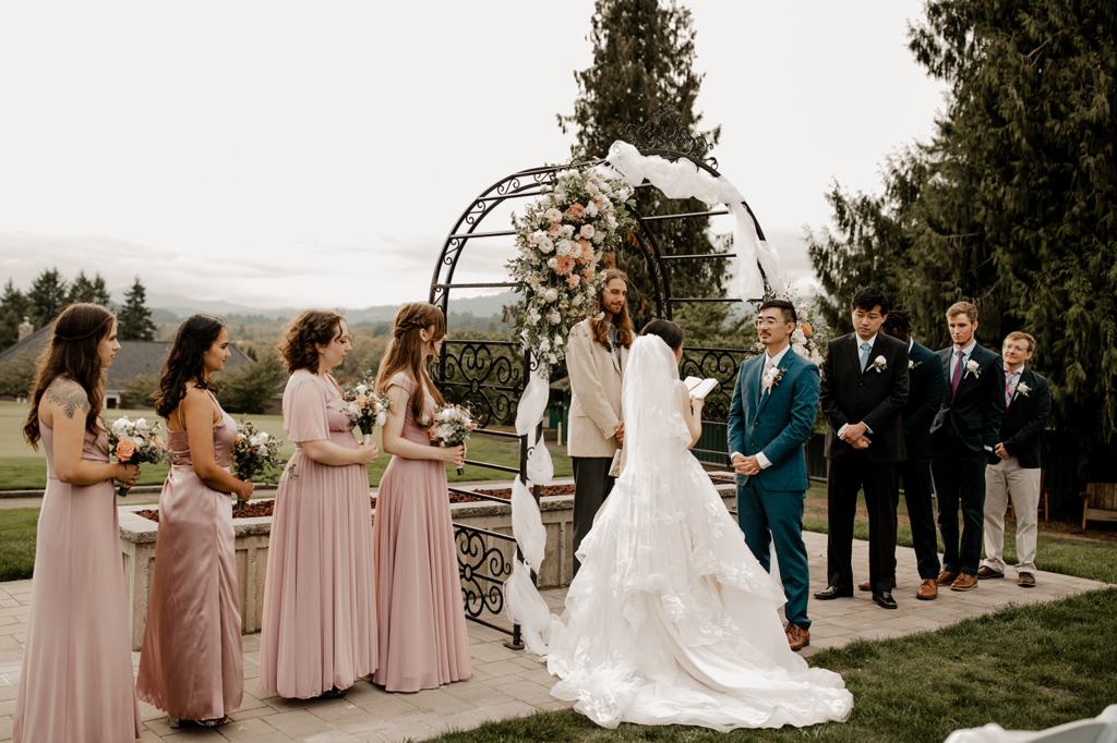 outdoor wedding ceremony with mountain views at corvallis club in oregon