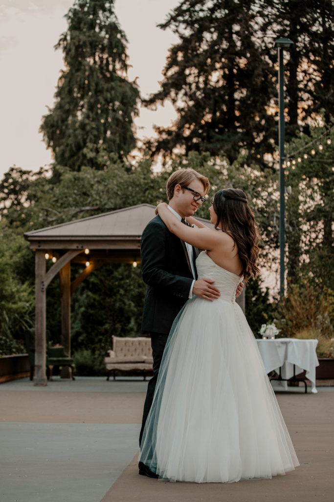 wedding couple first dance at the corvallis club in oregon