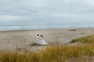 Couple exchanges vows on an oregon coast beach