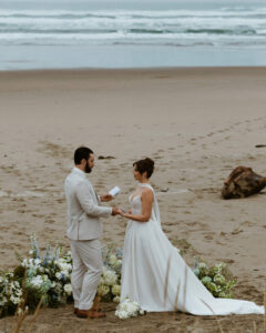 Couple exchanges vows on an oregon coast beach